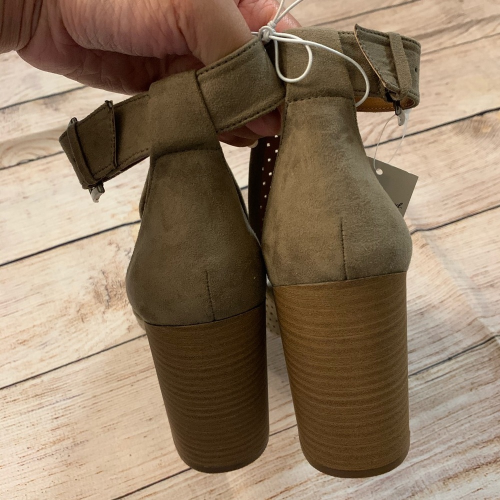 Universal Thread Hannah Block Heeled Pumps - Picture 3 of 6